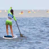 En Guyane, premiere ocean race : course en mer. Toutes les embarcations a pagaie sont de la partie : canoes, kayaks, pirogues, va'a, paddles... Participation exceptionnelle de l'equipe de France paralympique de canoe kayak. Course elite, course de jeunes. Plage de Cayenne.