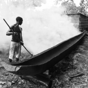 Fabrication d'une pirogue en Guyane entre France et Suriname sur le Maroni. Ouverture du tronc avec du feu.